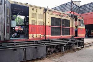 kalka, haryana, indien 14. mai 2022 - indische spielzeugzugdiesellokomotive am bahnhof kalka tagsüber, kalka shimla spielzeugzugdiesellokomotive foto