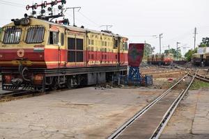 kalka, haryana, indien 14. mai 2022 - indische spielzeugzugdiesellokomotive am bahnhof kalka tagsüber, kalka shimla spielzeugzugdiesellokomotive foto