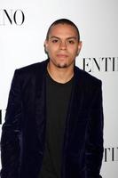 los angeles, 27. märz - evan ross kommt zur valentino beverly hills-eröffnung im valentino store am 27. märz 2012 in beverly hills, ca foto