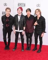 Los Angeles - 23. November - 5 Sekunden Sommer bei den American Music Awards 2014 - Ankunft im Nokia Theatre am 23. November 2014 in Los Angeles, ca foto