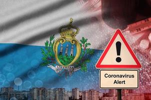 san marino-flagge und coronavirus 2019-ncov-warnzeichen. konzept der hohen wahrscheinlichkeit eines neuartigen coronavirus-ausbruchs durch reisende touristen foto