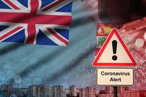 fidschi-flagge und coronavirus 2019-ncov-warnschild. konzept der hohen wahrscheinlichkeit eines neuartigen coronavirus-ausbruchs durch reisende touristen foto