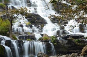Wasserfälle in Herbstwäldern foto