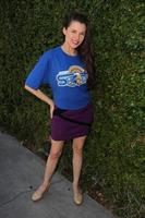 los angeles - 18. juni - alicia arden in der privaten la football league sommer kickoff suite mit la football league t-shirts am privaten standort am 18. juni 2014 in los angeles, ca foto