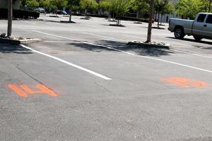 Los Angeles - 11. April - Chilis nummerierte Parkplätze für die Abholung am Straßenrand bei den Unternehmen, die auf Covid-19 an der Hospitality Lane am 11. April 2020 in San Bernardino, ca foto