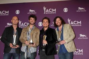 las vegas - 1. april - eli young band im presseraum der academy of country music awards 2012 in der mgm grand garden arena am 1. april 2010 in las vegas, nv foto