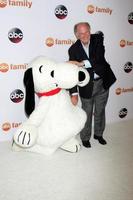 los angeles - 4. aug - snoopy, lee mendelson bei der abc tca sommerpressetour 2015 party im beverly hilton hotel am 4. august 2015 in beverly hills, ca foto