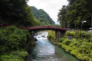 Brücke über dem Fluss in Japan foto