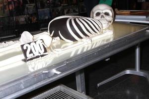 los angeles - nov 14 - bones 200 show cake auf der bones 200. show cake feier auf dem fox studio lot am 14. november 2014 in century city, ca foto