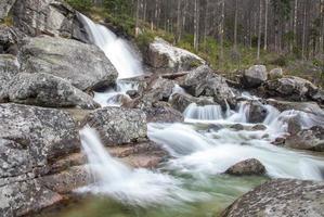 Wasserfälle bei Stream Studeny Potok in hohen Tatras, Slowakei