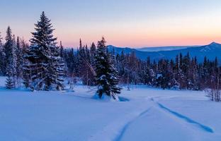 Winterabend im Ural. Russland