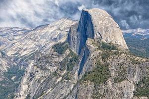 schöne sonnige Ansicht der halben Kuppel des Yosemite Valley Park