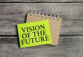 Vision der zukünftigen Worte auf grünem Notizbuch und Holzhintergrund foto