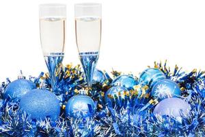 gläser champagner an blauer weihnachtsdekoration foto