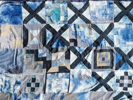 Oberfläche aus handgenähter Seiden-Patchwork-Steppdecke foto