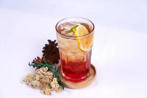 frischer cocktail mit zitronenscheibe in transparentem glas foto