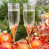 zwei Gläser mit goldener Weihnachtsdekoration und Baum 3 foto