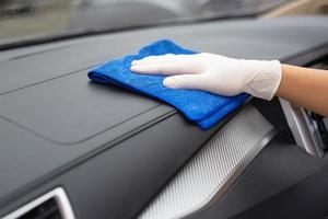 Autopfleger waschen, sprühen und reinigen das Auto. foto