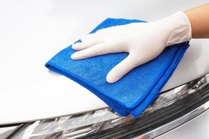 Autopfleger waschen, sprühen und reinigen das Auto. foto