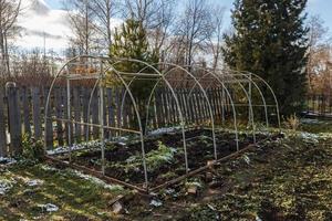 Stahlrahmen für ein Polycarbonat-Gewächshaus im Garten. foto