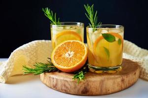 Orange frische Limonade im Glas auf dunklem Hintergrund foto