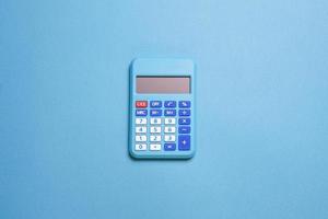 modernes Taschenrechner-, Geschäfts- und Finanzbuchhaltungskonzept auf blauem Hintergrund foto