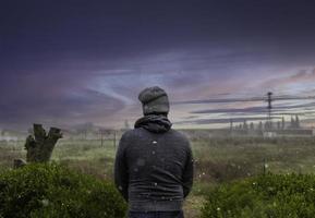 junger Mann, der den Horizont betrachtet foto