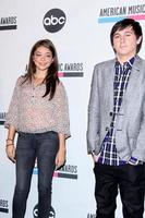 los angeles - oktober 11 - sarah hyland, mitchel musso bei der ankunft bei der nominierungspressekonferenz für die amerikanischen musikpreise 2011 im jw marriott los angeles im la live am 11. oktober 2011 in los angeles, ca foto