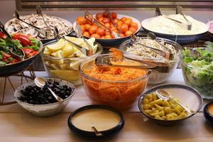 auf dem tisch im restaurant verschiedene snacks, lebensmittel und obst foto