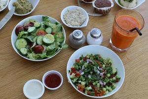 auf dem tisch im restaurant verschiedene snacks, lebensmittel und obst foto