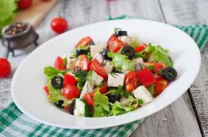 griechischer Salat mit frischem Gemüse, Schafskäse und schwarzen Oliven foto