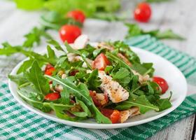 frischer Salat mit Hähnchenbrust, Rucola und Tomate foto