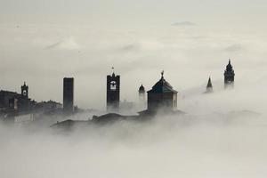 Altstadt Bergamo in den Nebel foto