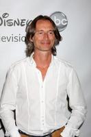 los angeles - 7. august - robert carlyle kommt am 7. august 2011 in beverly hills, ca. 2011 zur sommerpressetourneeparty der disney abc-fernsehgruppe 2011 im beverly hilton hotel an foto