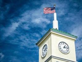 amerikanische Flagge oben auf Glockenturm