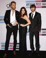 los angeles - nov 20 - lady antebellum - dave haywood, hillary scott und charles kelley im presseraum bei den american music awards 2011 im nokia theater am 20. november 2011 in los angeles, ca foto