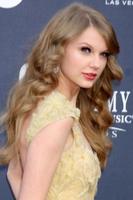 las vegas - 3. april - taylor swift erreicht die academy of country music awards 2011 in der mgm grand garden arena am 3. april 2010 in las vegas, nv foto