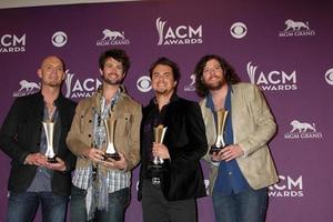 las vegas - 1. april - eli young band im presseraum der academy of country music awards 2012 in der mgm grand garden arena am 1. april 2010 in las vegas, nv foto