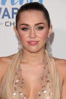 los angeles - 9. dezember - miley cyrus kommt am 9. dezember 2011 im dorothy chandler pavilion in los angeles, ca. 2011, zur amerikanischen preisverleihung 2011 an foto