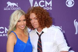 los angeles - 1. april - amanda hogan, carrot top bei der 47. jährlichen academy of country music awards in der mgm garden arena am 1. april 2012 in las vegas, nv foto