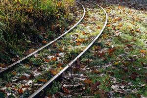 kleine Eisenbahngleise im Herbst foto