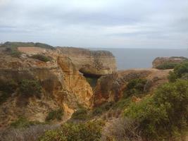 portugal algarve landschaft blauer ozean und gelbe schlucht foto