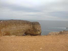 portugal algarve landschaft blauer ozean und gelbe schlucht foto