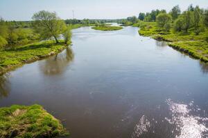 ländlicher Fluss und blauer Himmel foto