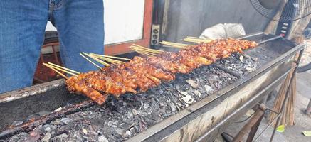 satay. ist ein typisch indonesisches Gericht, das durch Grillen zubereitet wird. isoliert, wenn der Verbrennungsprozess stattfindet foto