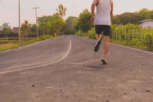 mann mit läufer auf der straße läuft zur übung. foto