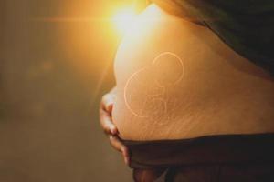 vergrößerte Bauchhautdehnung nach der Geburt, foto
