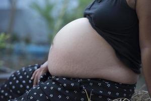Bauch der schwangeren Frau. schwangerschaftskonzept foto