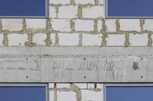 Fragment einer unfertigen Struktur eines mehrstöckigen Gebäudes aus großen Betonsteinen foto