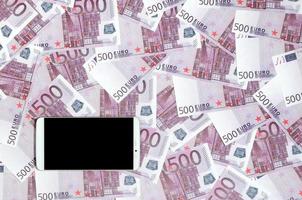 Lila 500-Euro-Geldscheine und ein Smartphone mit schwarzem Bildschirm. Platz kopieren. das Konzept von Online-Banking, Geldverwaltung und Einkaufen mit moderner Technologie foto